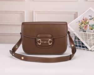 horsebit bag 复古马街扣手袋，谷驰复古回潮，设计师和时尚精们合力展现了G家的正确打开方式，经典的马街扣+monogram+棕色勾边设计，满满的复古调调，复古棕超级耐看，喜欢复古搭的小仙女必须入🤘  材质牛皮
款号：602204，尺寸：25.5x18x6cm