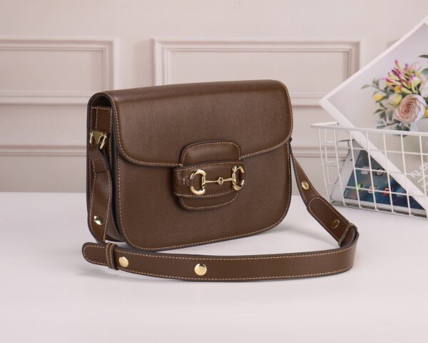 horsebit bag 复古马街扣手袋，谷驰复古回潮，设计师和时尚精们合力展现了G家的正确打开方式，经典的马街扣+monogram+棕色勾边设计，满满的复古调调，复古棕超级耐看，喜欢复古搭的小仙女必须入🤘  材质牛皮
款号：602204，尺寸：25.5x18x6cm