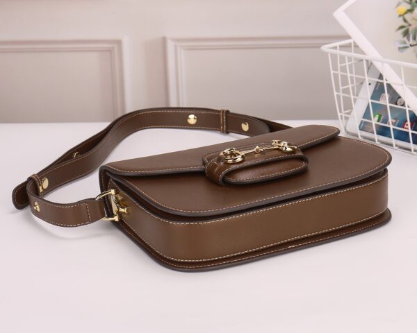 horsebit bag 复古马街扣手袋，谷驰复古回潮，设计师和时尚精们合力展现了G家的正确打开方式，经典的马街扣+monogram+棕色勾边设计，满满的复古调调，复古棕超级耐看，喜欢复古搭的小仙女必须入🤘  材质牛皮
款号：602204，尺寸：25.5x18x6cm