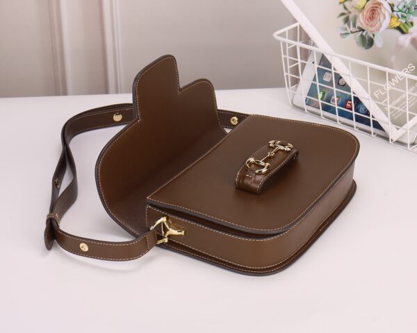 horsebit bag 复古马街扣手袋，谷驰复古回潮，设计师和时尚精们合力展现了G家的正确打开方式，经典的马街扣+monogram+棕色勾边设计，满满的复古调调，复古棕超级耐看，喜欢复古搭的小仙女必须入🤘  材质牛皮
款号：602204，尺寸：25.5x18x6cm