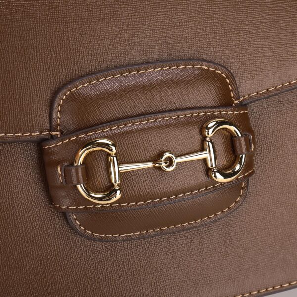 horsebit bag 复古马街扣手袋，谷驰复古回潮，设计师和时尚精们合力展现了G家的正确打开方式，经典的马街扣+monogram+棕色勾边设计，满满的复古调调，复古棕超级耐看，喜欢复古搭的小仙女必须入🤘  材质牛皮
款号：602204，尺寸：25.5x18x6cm