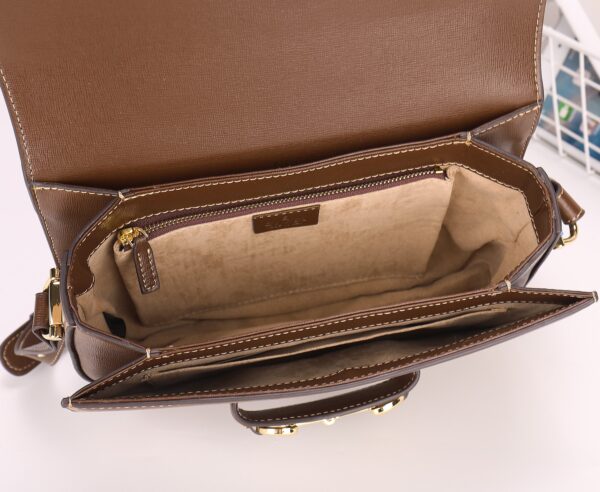 horsebit bag 复古马街扣手袋，谷驰复古回潮，设计师和时尚精们合力展现了G家的正确打开方式，经典的马街扣+monogram+棕色勾边设计，满满的复古调调，复古棕超级耐看，喜欢复古搭的小仙女必须入🤘  材质牛皮
款号：602204，尺寸：25.5x18x6cm