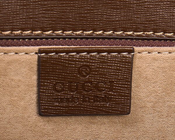 horsebit bag 复古马街扣手袋，谷驰复古回潮，设计师和时尚精们合力展现了G家的正确打开方式，经典的马街扣+monogram+棕色勾边设计，满满的复古调调，复古棕超级耐看，喜欢复古搭的小仙女必须入🤘  材质牛皮
款号：602204，尺寸：25.5x18x6cm