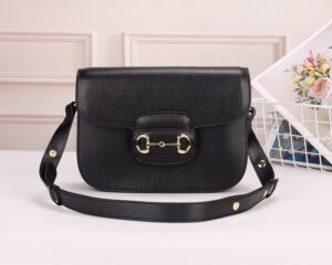 horsebit bag 复古马街扣手袋，谷驰复古回潮，设计师和时尚精们合力展现了G家的正确打开方式，经典的马街扣+monogram+棕色勾边设计，满满的复古调调，复古棕超级耐看，喜欢复古搭的小仙女必须入🤘  材质牛皮
款号：602204，尺寸：25.5x18x6cm