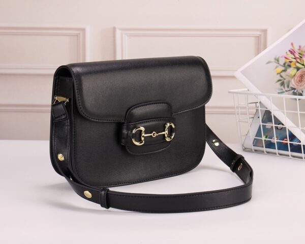 horsebit bag 复古马街扣手袋，谷驰复古回潮，设计师和时尚精们合力展现了G家的正确打开方式，经典的马街扣+monogram+棕色勾边设计，满满的复古调调，复古棕超级耐看，喜欢复古搭的小仙女必须入🤘  材质牛皮
款号：602204，尺寸：25.5x18x6cm