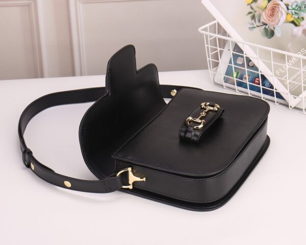 horsebit bag 复古马街扣手袋，谷驰复古回潮，设计师和时尚精们合力展现了G家的正确打开方式，经典的马街扣+monogram+棕色勾边设计，满满的复古调调，复古棕超级耐看，喜欢复古搭的小仙女必须入🤘  材质牛皮
款号：602204，尺寸：25.5x18x6cm