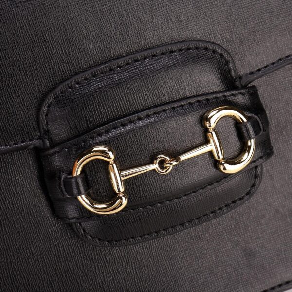 horsebit bag 复古马街扣手袋，谷驰复古回潮，设计师和时尚精们合力展现了G家的正确打开方式，经典的马街扣+monogram+棕色勾边设计，满满的复古调调，复古棕超级耐看，喜欢复古搭的小仙女必须入🤘  材质牛皮
款号：602204，尺寸：25.5x18x6cm