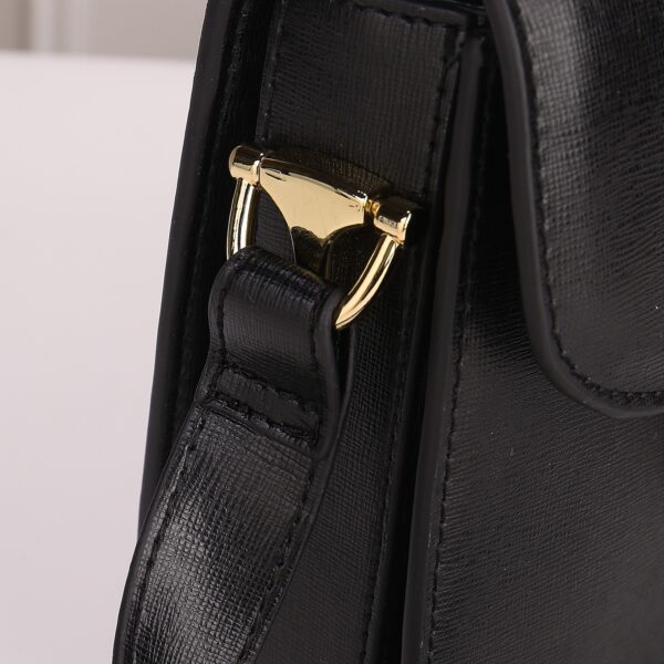 horsebit bag 复古马街扣手袋，谷驰复古回潮，设计师和时尚精们合力展现了G家的正确打开方式，经典的马街扣+monogram+棕色勾边设计，满满的复古调调，复古棕超级耐看，喜欢复古搭的小仙女必须入🤘  材质牛皮
款号：602204，尺寸：25.5x18x6cm