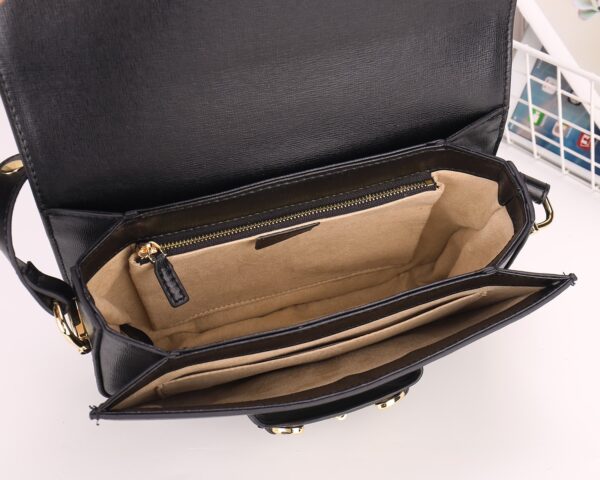 horsebit bag 复古马街扣手袋，谷驰复古回潮，设计师和时尚精们合力展现了G家的正确打开方式，经典的马街扣+monogram+棕色勾边设计，满满的复古调调，复古棕超级耐看，喜欢复古搭的小仙女必须入🤘  材质牛皮
款号：602204，尺寸：25.5x18x6cm