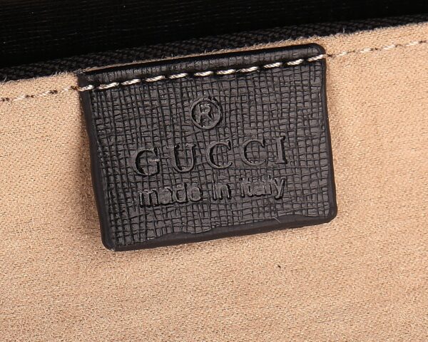 horsebit bag 复古马街扣手袋，谷驰复古回潮，设计师和时尚精们合力展现了G家的正确打开方式，经典的马街扣+monogram+棕色勾边设计，满满的复古调调，复古棕超级耐看，喜欢复古搭的小仙女必须入🤘  材质牛皮
款号：602204，尺寸：25.5x18x6cm