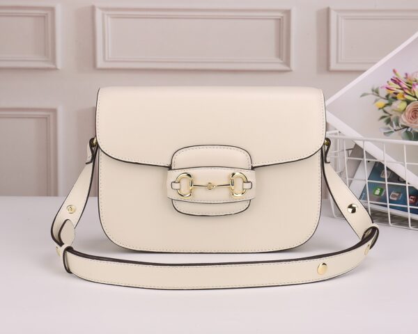 horsebit bag 复古马街扣手袋，谷驰复古回潮，设计师和时尚精们合力展现了G家的正确打开方式，经典的马街扣+monogram+棕色勾边设计，满满的复古调调，复古棕超级耐看，喜欢复古搭的小仙女必须入🤘  材质牛皮
款号：602204，尺寸：25.5x18x6cm