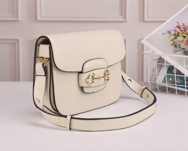 horsebit bag 复古马街扣手袋，谷驰复古回潮，设计师和时尚精们合力展现了G家的正确打开方式，经典的马街扣+monogram+棕色勾边设计，满满的复古调调，复古棕超级耐看，喜欢复古搭的小仙女必须入🤘  材质牛皮
款号：602204，尺寸：25.5x18x6cm