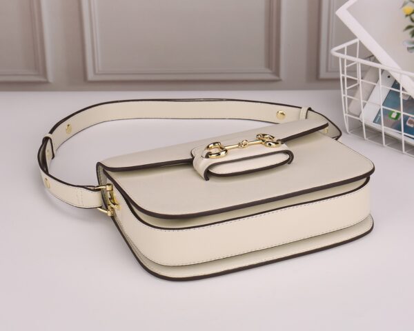 horsebit bag 复古马街扣手袋，谷驰复古回潮，设计师和时尚精们合力展现了G家的正确打开方式，经典的马街扣+monogram+棕色勾边设计，满满的复古调调，复古棕超级耐看，喜欢复古搭的小仙女必须入🤘  材质牛皮
款号：602204，尺寸：25.5x18x6cm