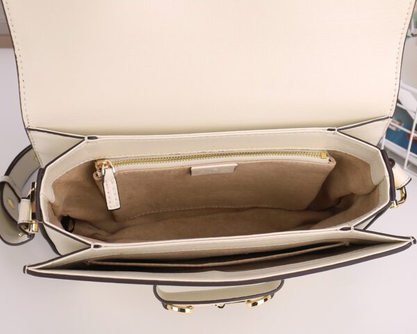 horsebit bag 复古马街扣手袋，谷驰复古回潮，设计师和时尚精们合力展现了G家的正确打开方式，经典的马街扣+monogram+棕色勾边设计，满满的复古调调，复古棕超级耐看，喜欢复古搭的小仙女必须入🤘  材质牛皮
款号：602204，尺寸：25.5x18x6cm