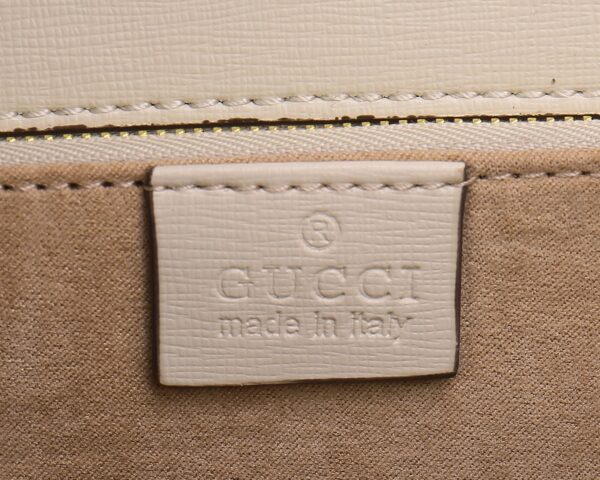 horsebit bag 复古马街扣手袋，谷驰复古回潮，设计师和时尚精们合力展现了G家的正确打开方式，经典的马街扣+monogram+棕色勾边设计，满满的复古调调，复古棕超级耐看，喜欢复古搭的小仙女必须入🤘  材质牛皮
款号：602204，尺寸：25.5x18x6cm