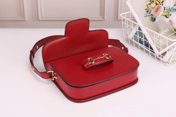 horsebit bag 复古马街扣手袋，谷驰复古回潮，设计师和时尚精们合力展现了G家的正确打开方式，经典的马街扣+monogram+棕色勾边设计，满满的复古调调，复古棕超级耐看，喜欢复古搭的小仙女必须入🤘  材质牛皮
款号：602204，尺寸：25.5x18x6cm