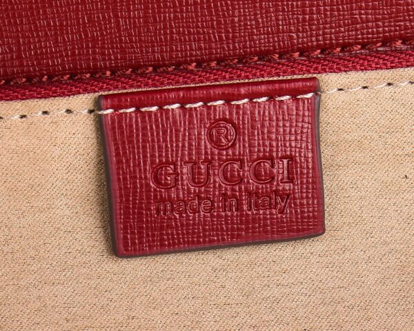 horsebit bag 复古马街扣手袋，谷驰复古回潮，设计师和时尚精们合力展现了G家的正确打开方式，经典的马街扣+monogram+棕色勾边设计，满满的复古调调，复古棕超级耐看，喜欢复古搭的小仙女必须入🤘  材质牛皮
款号：602204，尺寸：25.5x18x6cm