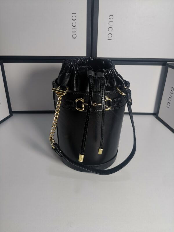 意大利创作Gucci1955 马衔扣手袋在2020 早春系列中惊艳亮相．以全新视角演绎经典设计．经典水桶造型独特魅力！尺寸：14/16/4cm款号：637115