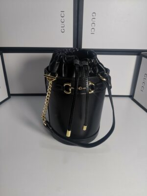 意大利创作Gucci1955 马衔扣手袋在2020 早春系列中惊艳亮相．以全新视角演绎经典设计．经典水桶造型独特魅力！尺寸：14/16/4cm款号：637115