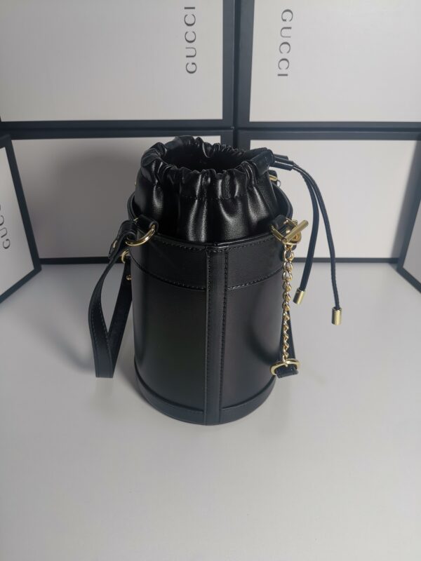 意大利创作Gucci1955 马衔扣手袋在2020 早春系列中惊艳亮相．以全新视角演绎经典设计．经典水桶造型独特魅力！尺寸：14/16/4cm款号：637115