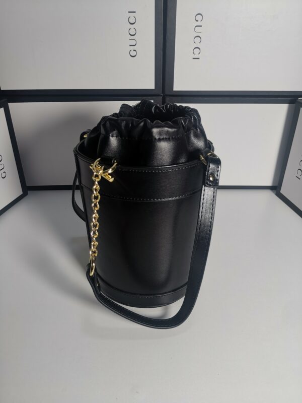 意大利创作Gucci1955 马衔扣手袋在2020 早春系列中惊艳亮相．以全新视角演绎经典设计．经典水桶造型独特魅力！尺寸：14/16/4cm款号：637115