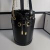 意大利创作Gucci1955 马衔扣手袋在2020 早春系列中惊艳亮相．以全新视角演绎经典设计．经典水桶造型独特魅力！尺寸：14/16/4cm款号：637115