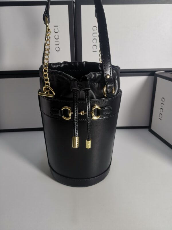 意大利创作Gucci1955 马衔扣手袋在2020 早春系列中惊艳亮相．以全新视角演绎经典设计．经典水桶造型独特魅力！尺寸：14/16/4cm款号：637115
