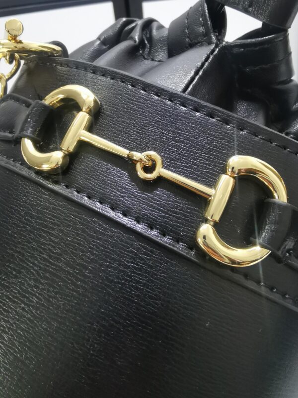 意大利创作Gucci1955 马衔扣手袋在2020 早春系列中惊艳亮相．以全新视角演绎经典设计．经典水桶造型独特魅力！尺寸：14/16/4cm款号：637115