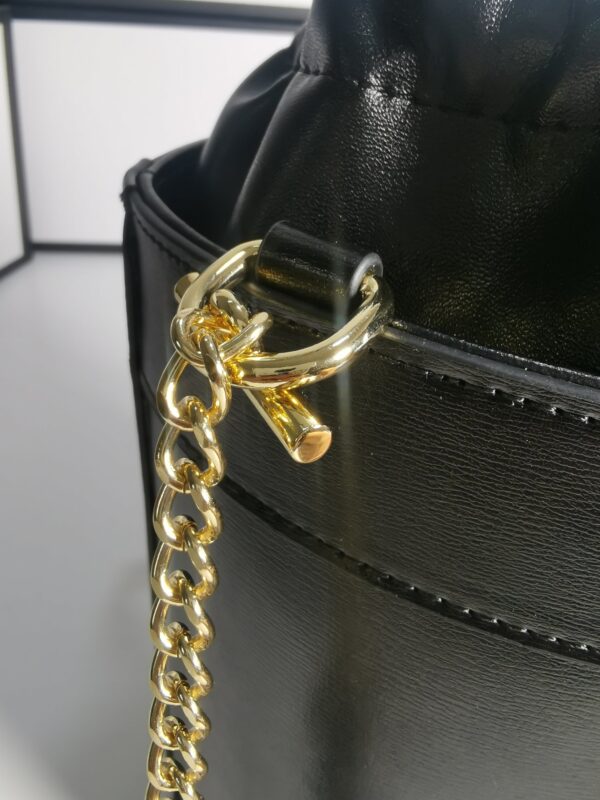 意大利创作Gucci1955 马衔扣手袋在2020 早春系列中惊艳亮相．以全新视角演绎经典设计．经典水桶造型独特魅力！尺寸：14/16/4cm款号：637115