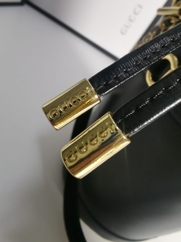 意大利创作Gucci1955 马衔扣手袋在2020 早春系列中惊艳亮相．以全新视角演绎经典设计．经典水桶造型独特魅力！尺寸：14/16/4cm款号：637115