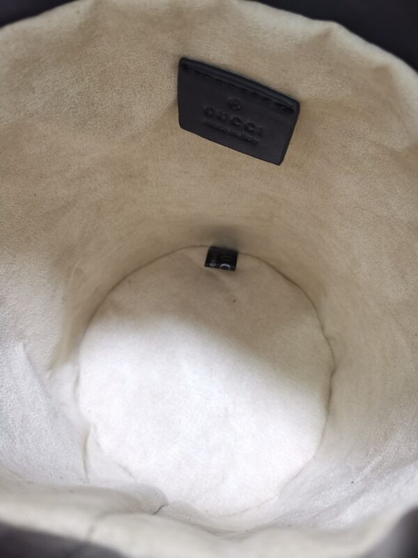 意大利创作Gucci1955 马衔扣手袋在2020 早春系列中惊艳亮相．以全新视角演绎经典设计．经典水桶造型独特魅力！尺寸：14/16/4cm款号：637115