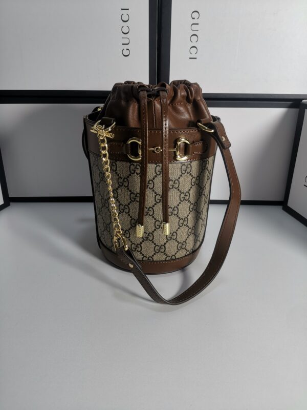 意大利创作Gucci1955 马衔扣手袋在2020 早春系列中惊艳亮相．以全新视角演绎经典设计．经典水桶造型独特魅力！尺寸：14/16/4cm款号：637115