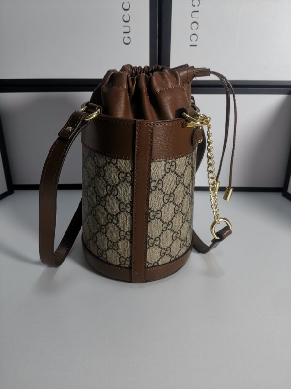 意大利创作Gucci1955 马衔扣手袋在2020 早春系列中惊艳亮相．以全新视角演绎经典设计．经典水桶造型独特魅力！尺寸：14/16/4cm款号：637115