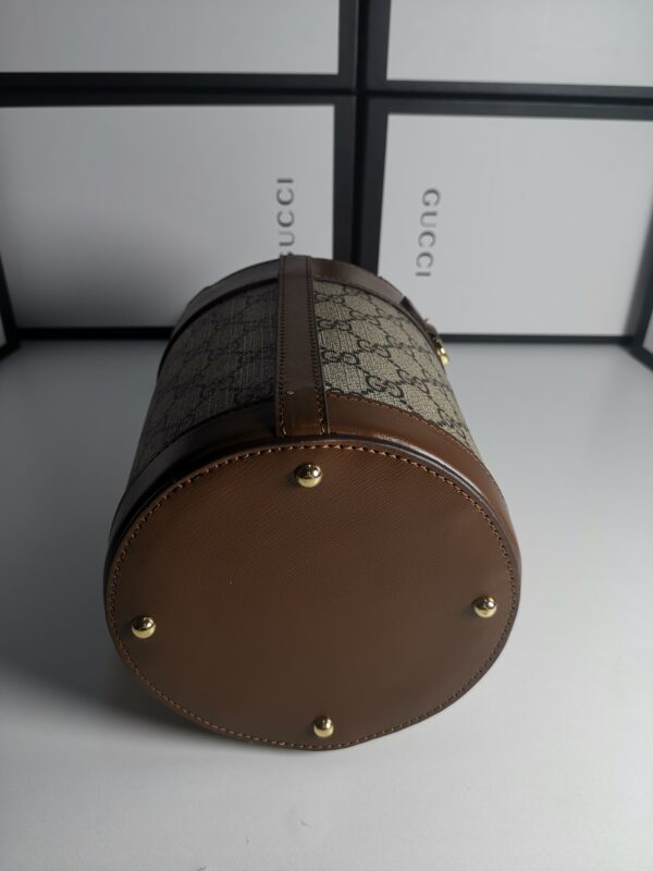 意大利创作Gucci1955 马衔扣手袋在2020 早春系列中惊艳亮相．以全新视角演绎经典设计．经典水桶造型独特魅力！尺寸：14/16/4cm款号：637115