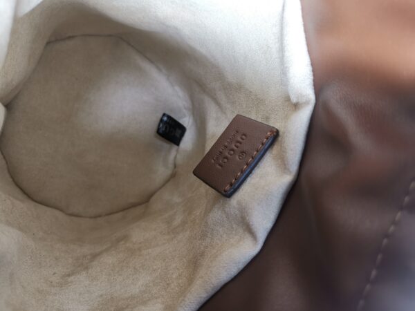 意大利创作Gucci1955 马衔扣手袋在2020 早春系列中惊艳亮相．以全新视角演绎经典设计．经典水桶造型独特魅力！尺寸：14/16/4cm款号：637115