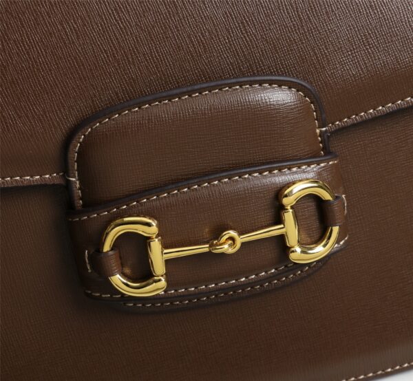 （大号）全皮  GUCC 1955 horsebit bag 复古马街扣手袋，谷驰复古回潮，设计师和时尚精们合力展现了G家的正确打开方式，经典的马街扣+monogram+棕色勾边设计，满满的复古调调，复古棕超级耐看，喜欢复古搭的小仙女必须入🤘  材质牛皮款号：602204，尺寸：25.5x18x6cm