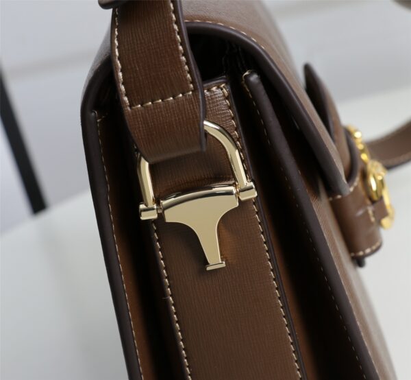 （大号）全皮  GUCC 1955 horsebit bag 复古马街扣手袋，谷驰复古回潮，设计师和时尚精们合力展现了G家的正确打开方式，经典的马街扣+monogram+棕色勾边设计，满满的复古调调，复古棕超级耐看，喜欢复古搭的小仙女必须入🤘  材质牛皮款号：602204，尺寸：25.5x18x6cm