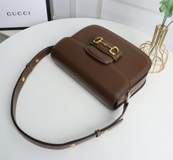 （大号）全皮  GUCC 1955 horsebit bag 复古马街扣手袋，谷驰复古回潮，设计师和时尚精们合力展现了G家的正确打开方式，经典的马街扣+monogram+棕色勾边设计，满满的复古调调，复古棕超级耐看，喜欢复古搭的小仙女必须入🤘  材质牛皮款号：602204，尺寸：25.5x18x6cm