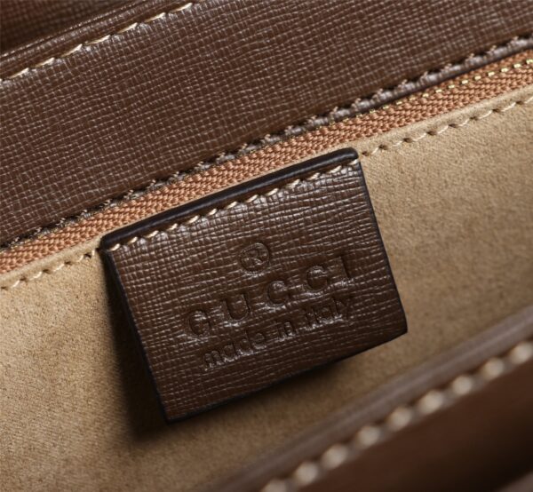 （大号）全皮  GUCC 1955 horsebit bag 复古马街扣手袋，谷驰复古回潮，设计师和时尚精们合力展现了G家的正确打开方式，经典的马街扣+monogram+棕色勾边设计，满满的复古调调，复古棕超级耐看，喜欢复古搭的小仙女必须入🤘  材质牛皮款号：602204，尺寸：25.5x18x6cm