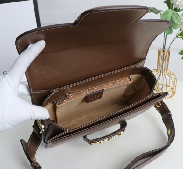 （大号）全皮  GUCC 1955 horsebit bag 复古马街扣手袋，谷驰复古回潮，设计师和时尚精们合力展现了G家的正确打开方式，经典的马街扣+monogram+棕色勾边设计，满满的复古调调，复古棕超级耐看，喜欢复古搭的小仙女必须入🤘  材质牛皮款号：602204，尺寸：25.5x18x6cm