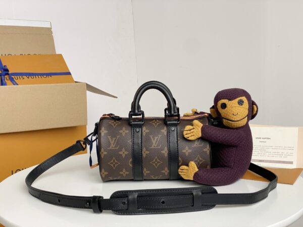 顶级原单⭐️支持芯片感应⭐️对版开发⭐️原单五金✈️【KEEPALL NANO 手袋】M80118 猴子玩偶🐒在 2021 春夏系列中，男装艺术总监 Virgil Abloh 推出 Keepall Nano 手袋。手袋配有路易威登好友卡通人物针织玩偶，该人物出自其打造的“Zoom with friends”动画短片。由 Monogram 帆布和哑光黑色皮革制成，小巧实用。拉链边缘旁的一抹荧光橙色为