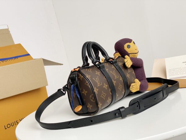 顶级原单⭐️支持芯片感应⭐️对版开发⭐️原单五金✈️【KEEPALL NANO 手袋】M80118 猴子玩偶🐒在 2021 春夏系列中，男装艺术总监 Virgil Abloh 推出 Keepall Nano 手袋。手袋配有路易威登好友卡通人物针织玩偶，该人物出自其打造的“Zoom with friends”动画短片。由 Monogram 帆布和哑光黑色皮革制成，小巧实用。拉链边缘旁的一抹荧光橙色为