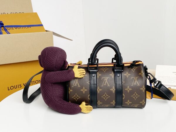 顶级原单⭐️支持芯片感应⭐️对版开发⭐️原单五金✈️【KEEPALL NANO 手袋】M80118 猴子玩偶🐒在 2021 春夏系列中，男装艺术总监 Virgil Abloh 推出 Keepall Nano 手袋。手袋配有路易威登好友卡通人物针织玩偶，该人物出自其打造的“Zoom with friends”动画短片。由 Monogram 帆布和哑光黑色皮革制成，小巧实用。拉链边缘旁的一抹荧光橙色为