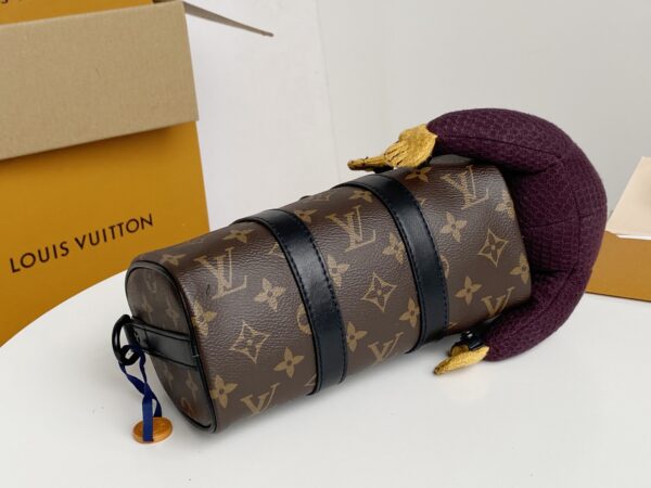 顶级原单⭐️支持芯片感应⭐️对版开发⭐️原单五金✈️【KEEPALL NANO 手袋】M80118 猴子玩偶🐒在 2021 春夏系列中，男装艺术总监 Virgil Abloh 推出 Keepall Nano 手袋。手袋配有路易威登好友卡通人物针织玩偶，该人物出自其打造的“Zoom with friends”动画短片。由 Monogram 帆布和哑光黑色皮革制成，小巧实用。拉链边缘旁的一抹荧光橙色为