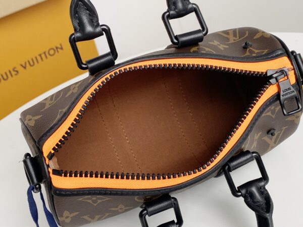 顶级原单⭐️支持芯片感应⭐️对版开发⭐️原单五金✈️【KEEPALL NANO 手袋】M80118 猴子玩偶🐒在 2021 春夏系列中，男装艺术总监 Virgil Abloh 推出 Keepall Nano 手袋。手袋配有路易威登好友卡通人物针织玩偶，该人物出自其打造的“Zoom with friends”动画短片。由 Monogram 帆布和哑光黑色皮革制成，小巧实用。拉链边缘旁的一抹荧光橙色为