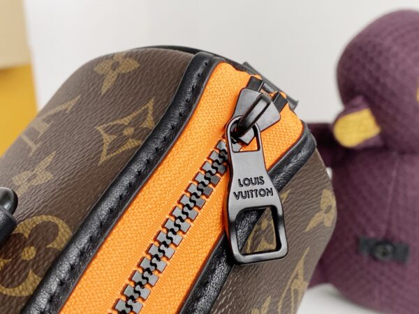 顶级原单⭐️支持芯片感应⭐️对版开发⭐️原单五金✈️【KEEPALL NANO 手袋】M80118 猴子玩偶🐒在 2021 春夏系列中，男装艺术总监 Virgil Abloh 推出 Keepall Nano 手袋。手袋配有路易威登好友卡通人物针织玩偶，该人物出自其打造的“Zoom with friends”动画短片。由 Monogram 帆布和哑光黑色皮革制成，小巧实用。拉链边缘旁的一抹荧光橙色为