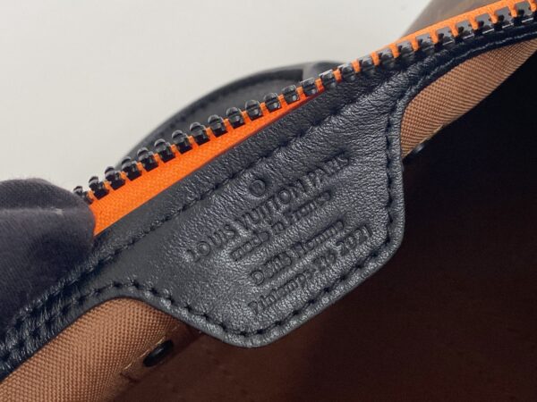 顶级原单⭐️支持芯片感应⭐️对版开发⭐️原单五金✈️【KEEPALL NANO 手袋】M80118 猴子玩偶🐒在 2021 春夏系列中，男装艺术总监 Virgil Abloh 推出 Keepall Nano 手袋。手袋配有路易威登好友卡通人物针织玩偶，该人物出自其打造的“Zoom with friends”动画短片。由 Monogram 帆布和哑光黑色皮革制成，小巧实用。拉链边缘旁的一抹荧光橙色为