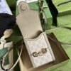 a1650854300897_7066.jpg 原厂皮 《配全套原厂绿盒包装》 Gucci 马衔扣1955系列迷你手袋《古驰爱的进行曲》全新时装系列中,GG Supreme帆布推出了经典隽永的燕麦色和米色组合,传承材质的历史渊源。对于环境的影响较低的帆布材质被长久地运用于多个系列当中,已成为品牌的标志性材质。这款Gucci 马衔扣1955系列迷你手袋采用经典配色,该系列标志性的马衔扣配件则为设计增添魅力。米色和蓝色GG Suprem