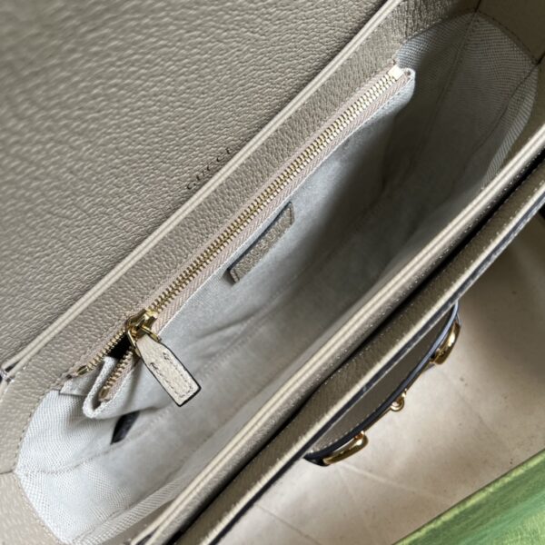 a1651026724315_4475.jpg 原厂皮 《配全套原厂绿盒包装》 原厂皮马鞍包古驰《Aria-时尚咏叹调》系列运用现代手法焕新演绎经典元素。竹节是古驰的经典元素之一,自上世纪40年代以来出现于品牌的各个系列之中。历经八十多年的发展演变,这一经典元素糅合米色皮革,焕新呈现在这款小号手提包上。手袋还配有两根可互换的肩带——光面皮革材质展现优雅大方的经典气质,条纹织带肩带则彰显强烈的品牌内涵。型号:602204。尺寸:2