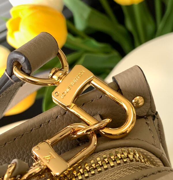 【动态变码芯片 顶级原单加强版】M23641灰色丝印/M23698白/M23640黑色本款 OnTheGo 小号手袋为 Monogram  皮革压印 Giant Monogram 图案，彰显柔美修长廓形。紧凑内部空间可有序收纳日常所需，铰接式顶部手柄和可拆卸皮革编织链条肩带实现多种背携选择。25.0 x 13.0 x 10.0 厘米 (长 x 高 x 宽)